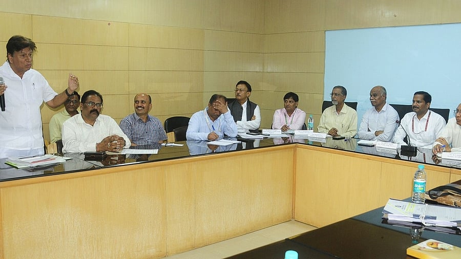 Former KCCI president Vasanth Ladwa presents his views on the Hubballi-Ankola railway line project, before the Central experts’ committee, during the stakeholders’ consultation meeting held in Hubballi on Thursday. Credit: DH Photo