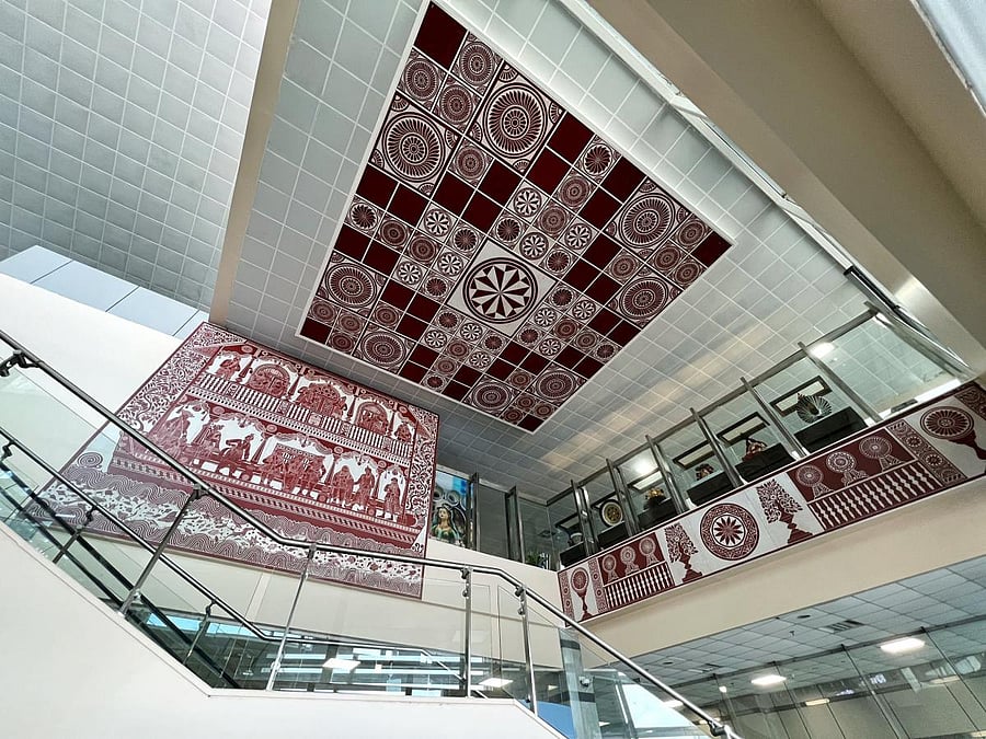 Kaavi art installations on the ceiling of Mangaluru International Airport. Credit: Special arrangement