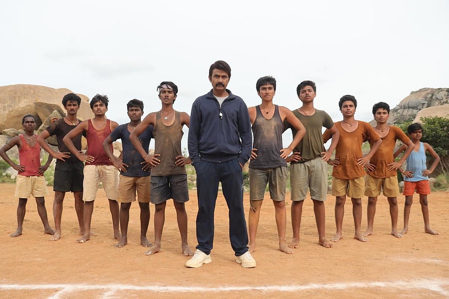 Sharan coaches an underdog kho kho team to title triumph in 'Guru Shishyaru'.