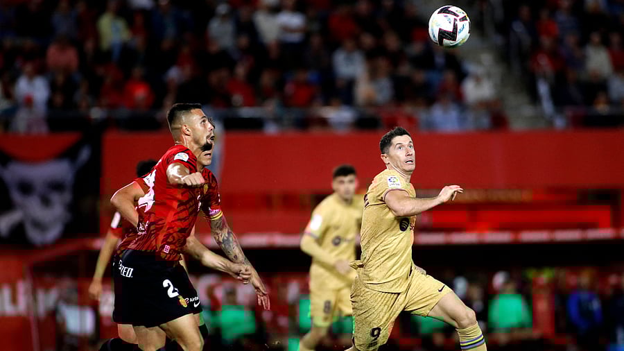 Rober Lewandowski vies for the ball against Mallorca, October 1, 2022. Credit: AFP Photo