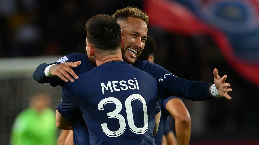 Neymar congratulates Messi after the latter's opening goal against Nice, October 1, 2022. Credit: AFP Photo