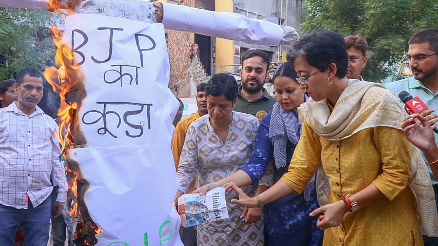 Senior AAP leader and MLA Atishi torches an effigy in her constituency Kalkaji's IG Camp. Credit: Twitter/@AamAadmiParty