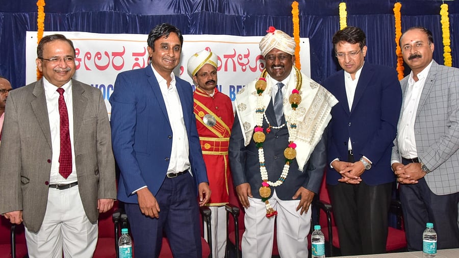 Newly appointed Chief Justice of Karnataka High Court Justice Prasanna Bhalachandra (P B) Varale was accorded a warm reception by the Advocates’ Association of Bangalore (AAB) in Bengaluru on Monday. Credit: Special Arrangement