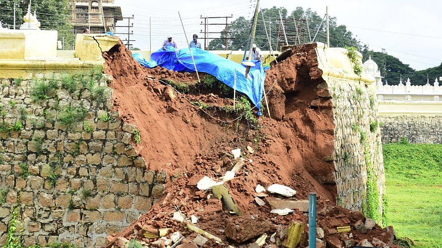 A portion of the fort around the Mysuru Palace collapsed on Tuesday. Credit: Special Arrangement