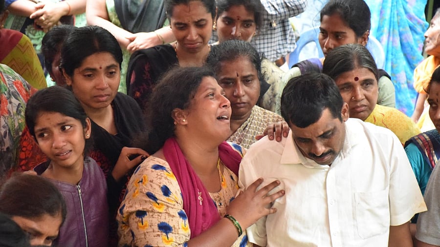 Umadevi’s family members are inconsolable during her funeral on Tuesday. Credit: DH Photo
