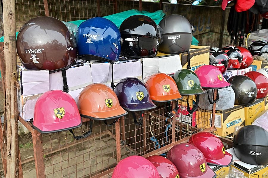 Two-wheeler riders should protect not just their head, but also other vital organs with protecting gear such as gloves, jackets and leather pants, as per the study. Credit: DH Photo