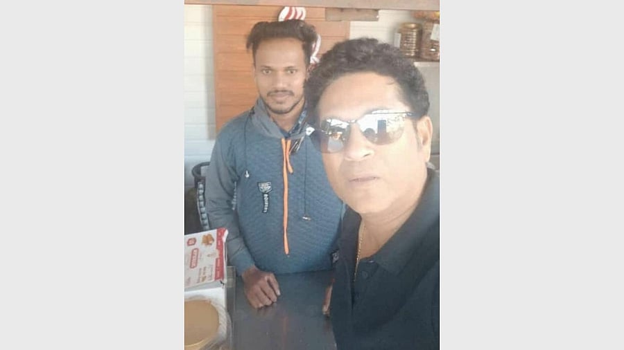 Vaiju Nittoorkar with Sachin Tendulkar. Credit: Special Arrangement