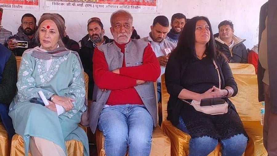 CPI(M) leaders Brinda Karat (L) and Himachal Pradesh's Theog candidate for the party Rakesh Singha. Credit: Twitter / @cpimspeak