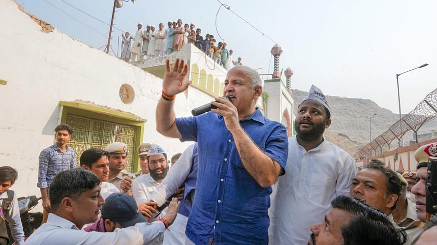 Delhi Deputy CM Manish Sisodia during his visit to Ghazipur landfill site. Credit: PTI Photo