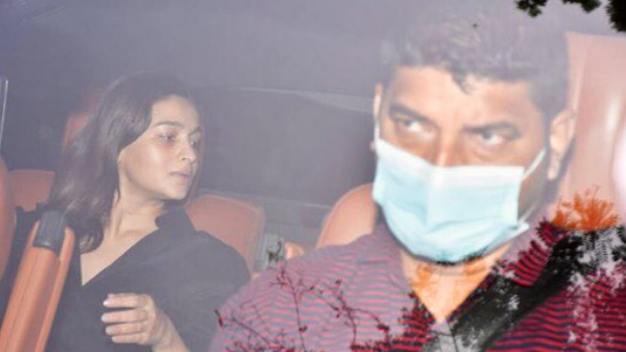 Alia Bhatt leaving the hospital. Credit: Twitter/@realm_of_kapoor