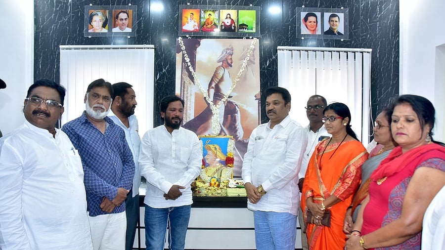 Congress leaders celebrate Tipu Jayanti at the chamber of Leader of Opposition in the HDMP Rajarao (Doraj) Mannekuntal, at the HDMP central office premises in Hubballi on Thursday. Credit: DH Photo