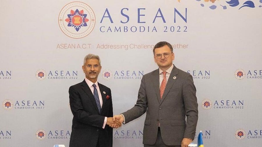 EAM S Jaishankar and his Ukraine's Minister of Foreign Affairs Dmytro Kuleba at the ASEAN-India Commemorative Summit. Photo Credit: Twitter / @DrSJaishankar