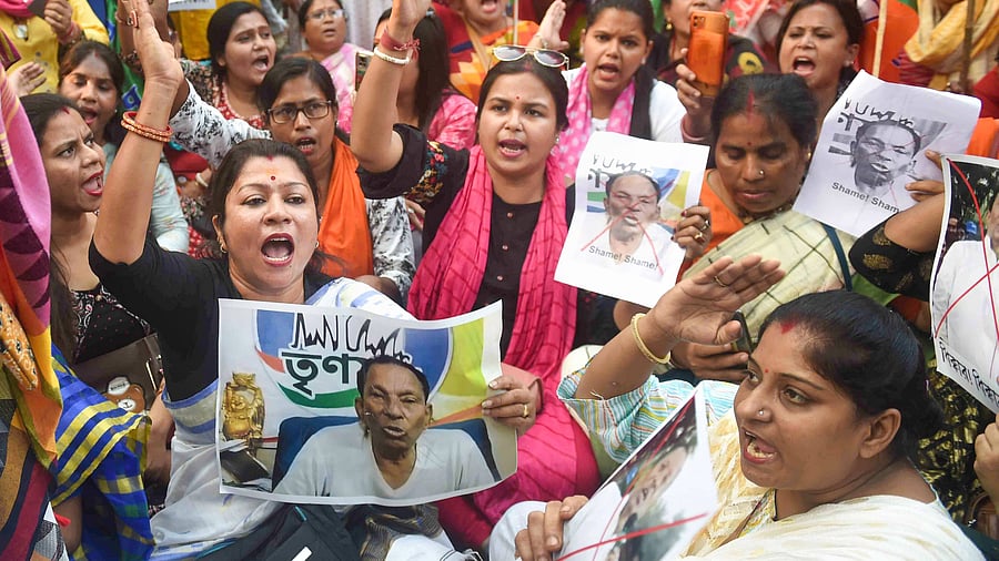 Activists of BJP Mahila Morcha raise slogans during their protest against Trinamool Congress leader Akhil Giri over his controversial remarks on President Droupadi Murmu. Credit: PTI Photo