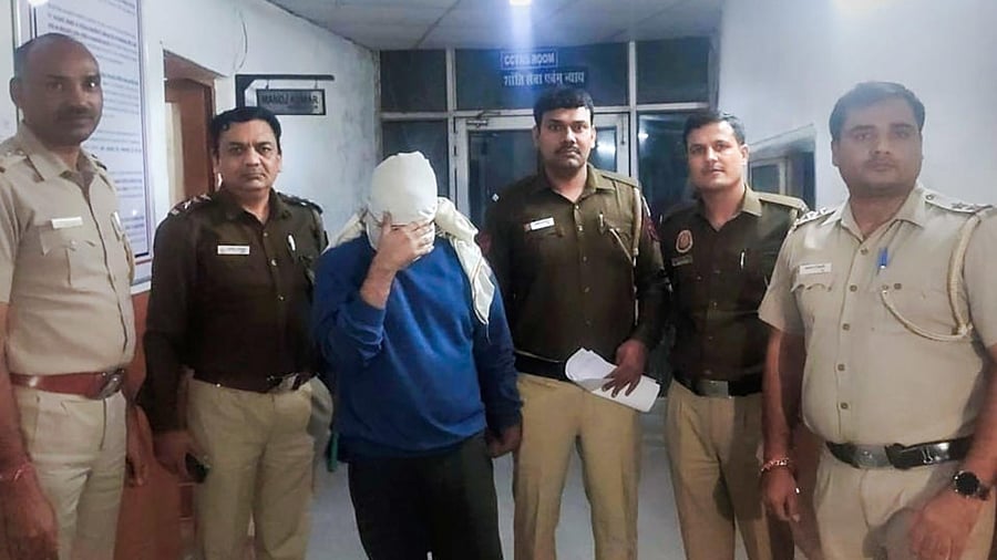 Police personnel along with accused Aftab Ameen Poonawala. Credit: PTI Photo