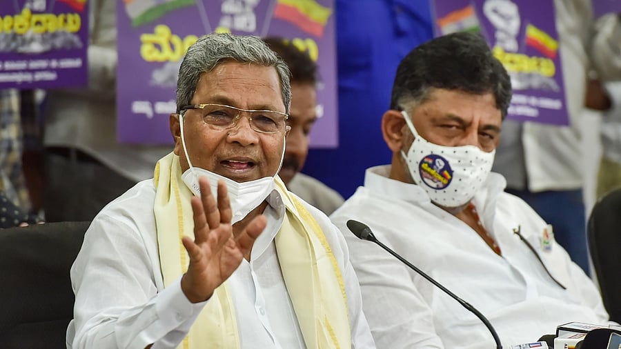 Congress leaders Siddaramaiah (L) and D K Shivakumar (R). Credit: PTI File Photo