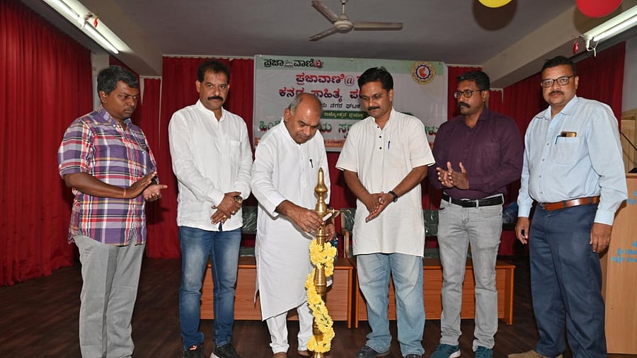 Former chairman of Kannada Development Authority S G Siddaramaiah inaugurates a seminar on ‘Imposition of Hindi and its Effects’, organised by Kannada Sahitya Parishat, Mysuru city unit, in association with Prajavani (PV) and Deccan Herald (DH) publications, at Jilla Sahitya Bhavan, Vijayanagar, Mysuru. Credit: DH Photo