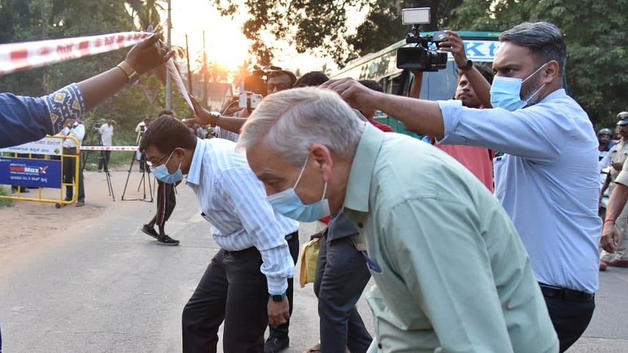Senior NIA officials arrive at the spot, where the cooker blast was triggered in a moving autorickshaw near Garodi temple in Kankanady police station limits in Mangaluru on Sunday. Credit: DH Photo