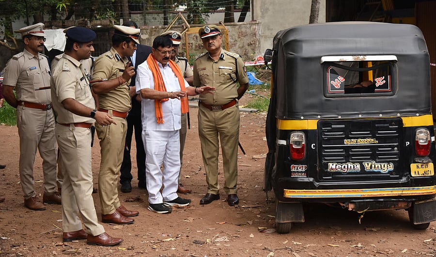 Home Minister Araga Jnanendra visits the spot where the blast occurred in an autorickshaw at Nagori in Mangaluru on Tuesday. He is briefed by senior police officials, including DG&IGP Praveen Sood. Credit: DH Photo/Fakruddin H