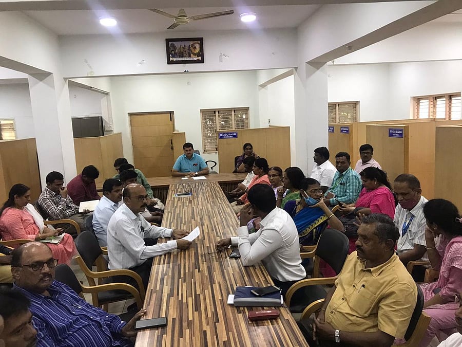 BBMP ROs at the Palike office on Monday. Credit: DH Photo