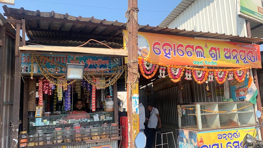 According to an estimate, there are over 17 lakh migrants, including 2.5 lakh Odias, 3 lakh from UP, 2 lakh from Bihar and 1 lakh Telugu people. Credit: DH Photo