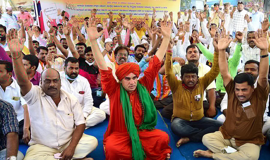 Basava Jaya Mrityunjaya swamiji and others staging a protest. Credit: Special Arrangement