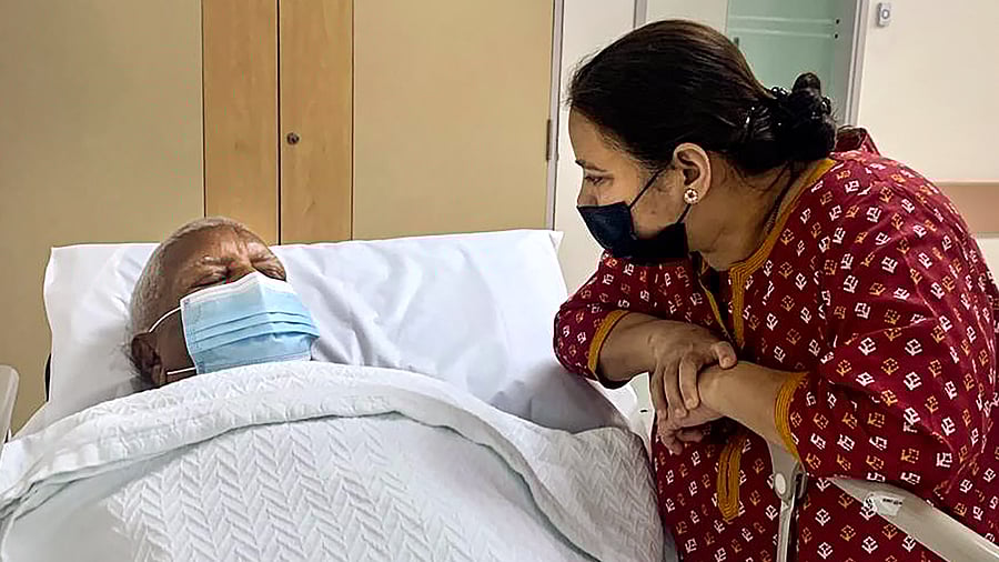 From 'havan' to 'Mahamrityunjay jaap', temples in Patna and elsewhere witnessed observances of all kinds for the well-being of the socialist leader. Credit: PTI Photo