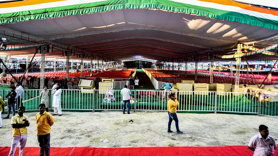 Workers busy making last-minute preparations for a programme to felicitate AICC president Mallikarjun Kharge and SC/ST rally, scheduled for Saturday, in Kalaburagi. Credit: DH PHOTO/Tajuddin Azad