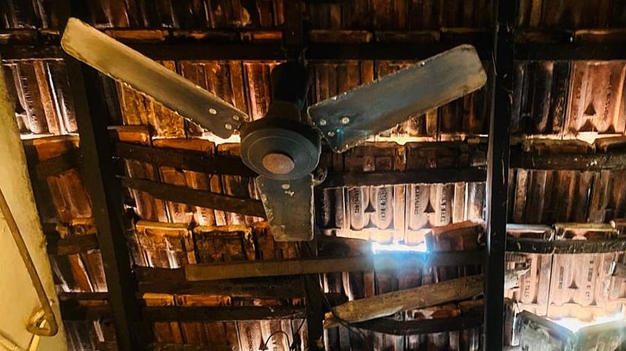 The roof of the house of auto driver Purushotham Poojary at Ujjodi in Mangaluru in a deplorable condition. Credit: Special arrangement