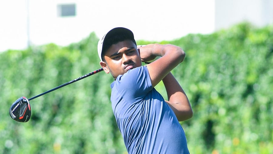 Manoj, in action during the IGU all-India junior boys and girls golf championships, at the KGA  course, in Bengaluru on Wednesday. Credit: DH Photo/BH Shivakumar