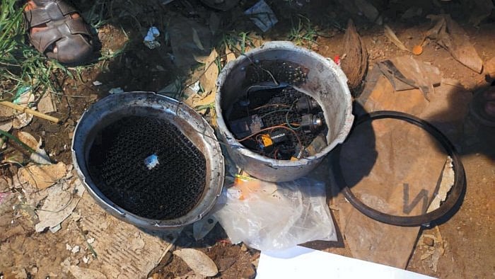 <div class="paragraphs"><p>A cooker fitted with detonator, wires and batteries found during the investigation after the Mangaluru blast.   </p></div>