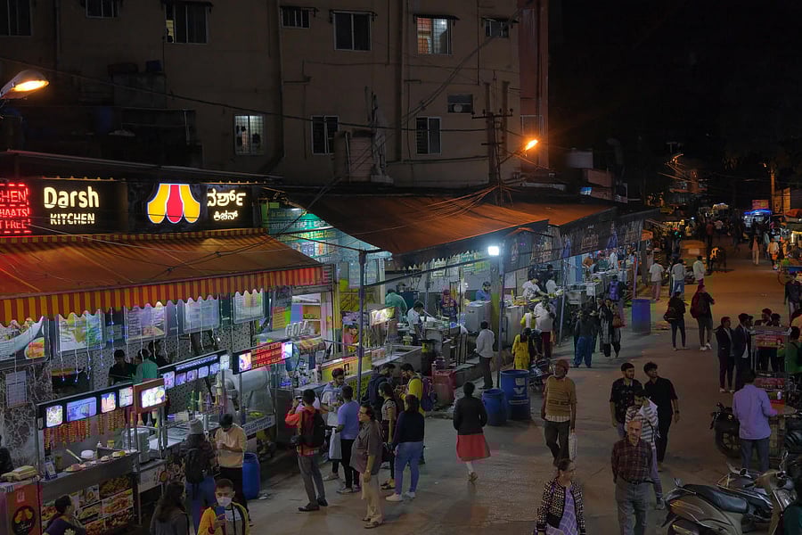 Customers snack on various delicacies at VV Puram. They believe widening of footpaths will allow for a better experience. DH Photo by Mariya S Mattathil