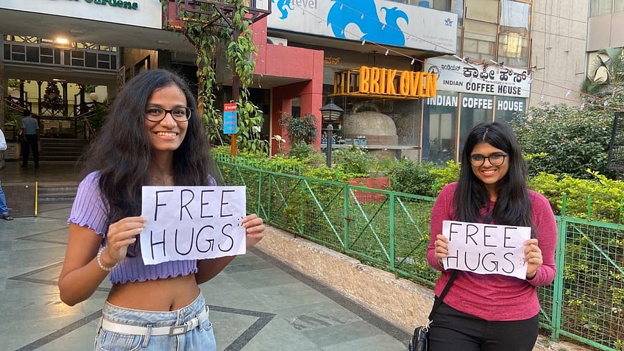 Apoorva Agarwal (left) and Tanishi Parasramka hugged more than 100 people in two hours.
