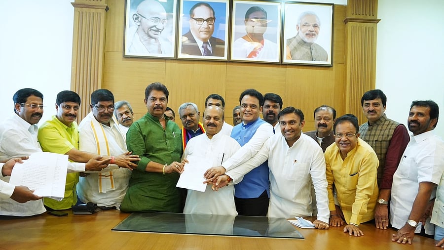 A delegation of BJP Vokkaliga leaders met Bommai and gave him a memorandum seeking an increase in reservation. Credit: Special Arrangement