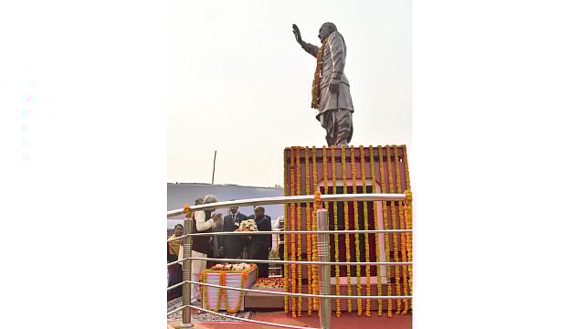 Nitish Kumar paying tribute to Vajpayee. Credit: Twitter/@NitishKumar