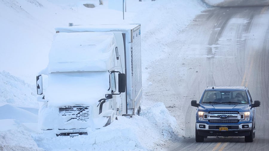 Vehicles are left stranded on the road following a winter storm that hit the Buffalo region in Amherst, New York. Credit: Reuters