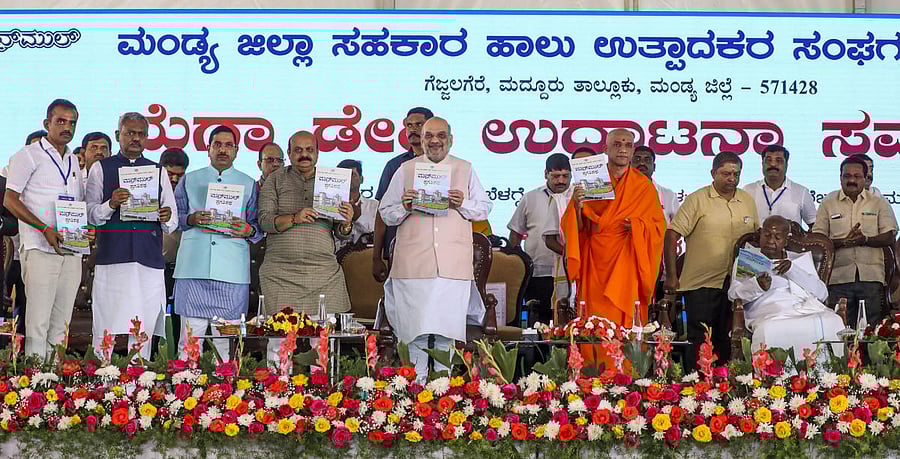 Union Minister Amit Shah with Chief Minister Basavaraj Bommai and others. Credit: DH Photo