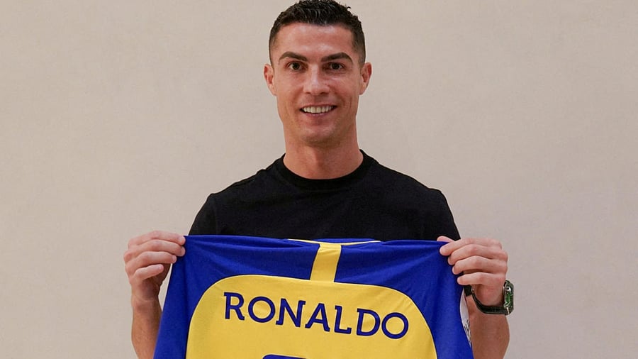 <div class="paragraphs"><p>Cristiano Ronaldo holds a shirt of the Saudi Arabian club Al-Nassr.</p></div>