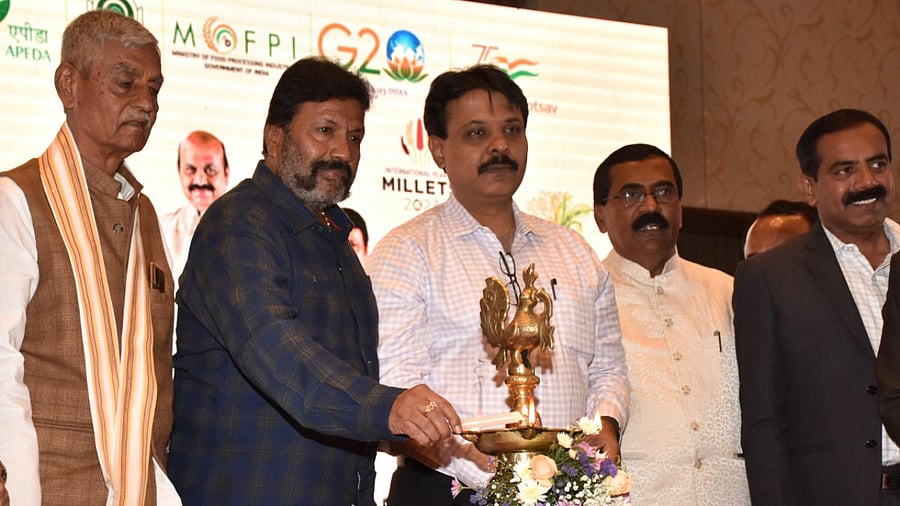 Agriculture Minister B C Patil inaugurates the fair in Bengaluru on Thursday. Credit: DH Photo/B K Janardhan