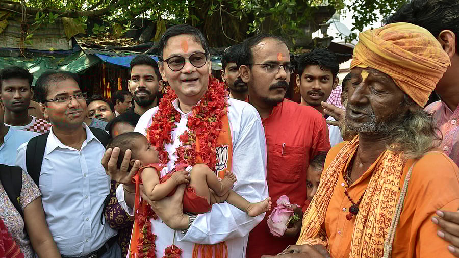 Former BJP leader and Netaji Subash Chandra Bose's grand nephew Chandra Kumar Bose (C). Credit: PTI File Photo