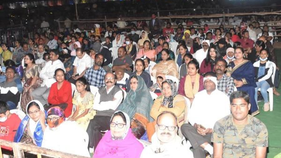 People in the Bidar Fort premises wore sweaters to protect themselves from the cold. Credit: Special Arrangement