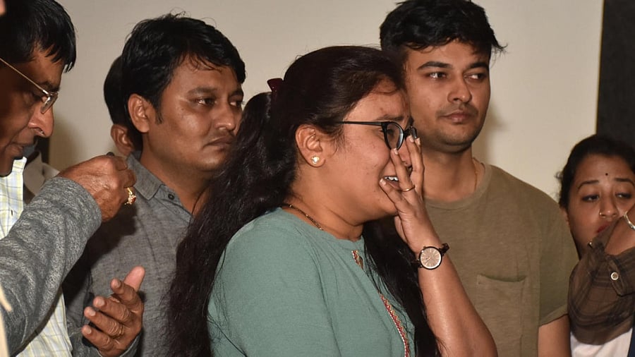 Relatives of Tejaswini and Vihan who died in a major metro pillar collapse accident in Bengaluru. Credit: DH Photo