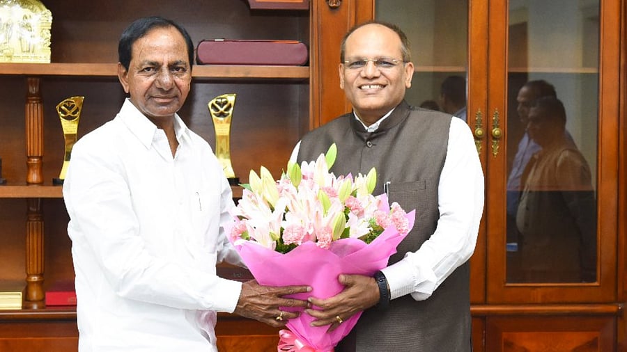 Former Telangana chief secretary Somesh Kumar (right). Photo Credit: Twitter/SomeshKumarIAS