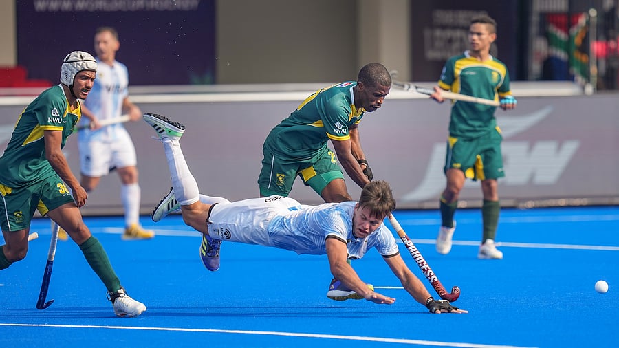 Argentina's Nicolás Keenan and South Africa's Dayaan Cassiem during the Argentina and South Africa match. Credit: PTI Photo