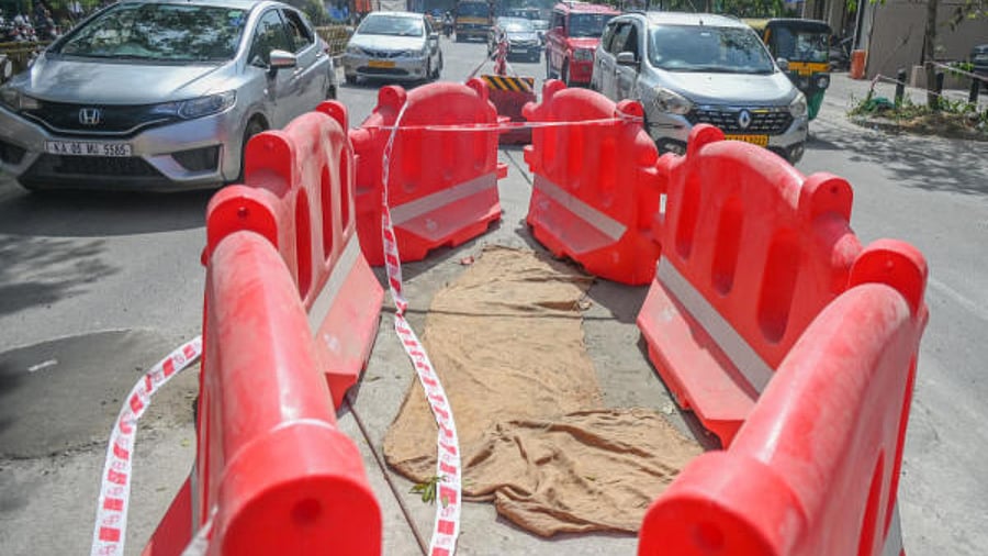 Authorities barricaded the stretch where the sinkhole appeared, and allowed vehicular movement on Friday. Credit: DH Photo/S K Dinesh