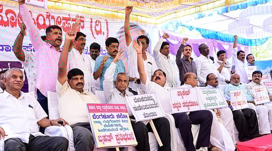 The Karnataka State Contractors Association (KSCA) handed over a memorandum to Public Works Secretary K S Krishna Reddy for the same. Credit: DH Photo