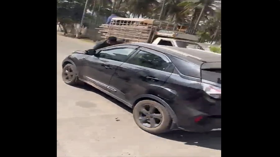 Screengrab of car dragging man in Bengaluru. Credit: Twitter/ChaithanyaSwamy