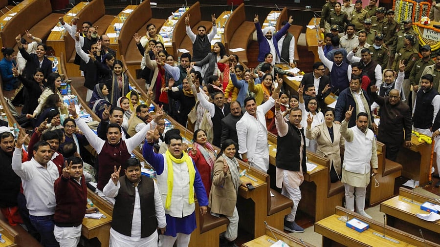 AAP leaders flash victory sign during the election of Mayor and Deputy Mayor, at the Civic Centre in New Delhi, Tuesday, Jan. 24, 2023. Credit: PTI Photo