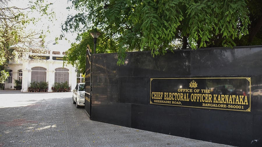 All departments are directed exchange intelligence inputs freely with allied departments in order to track the movement of gold, cash and other valuable goods movement in the state. Credit: DH File Photo