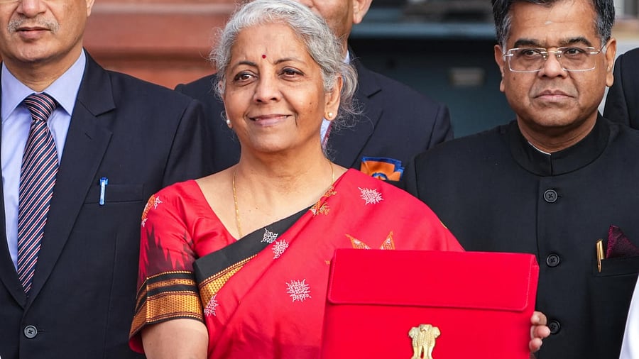 With the slowdown in the global economy, raging inflation, and rising interest rates, there has been significant pressure on both inflation and the exchange rate in India. Credit: PTI Photo