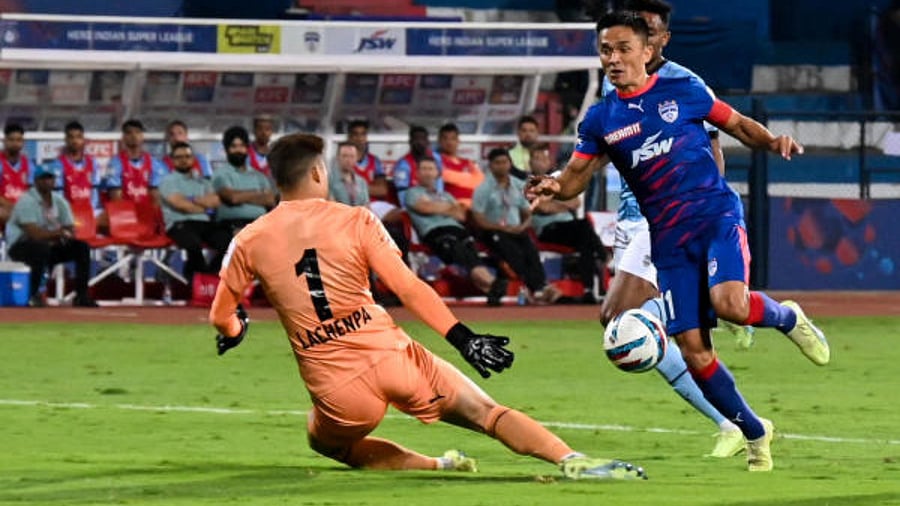 Bengaluru FC's Sunil Chhetri (right) attempts to dink the ball past Mumbai City FC goalkeeper Phurba Lachenpa during their ISL clash. Credit: DH Photo/ Pushkar V